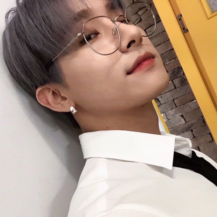 Changkyun in glasses: a thread