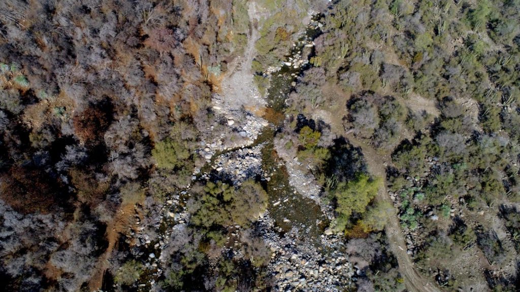 Foto aerea tomada hoy del desvio ilegal de aguas hacia canal El Colorado no dejando que corra por estero Pintue hacia la Laguna Aculeo. En rojo taco de piedras para tapar y la flecha indica el desvio ilegal de agua. Ladrones secaron Aculeo y los mismos no la dejan recuperarse