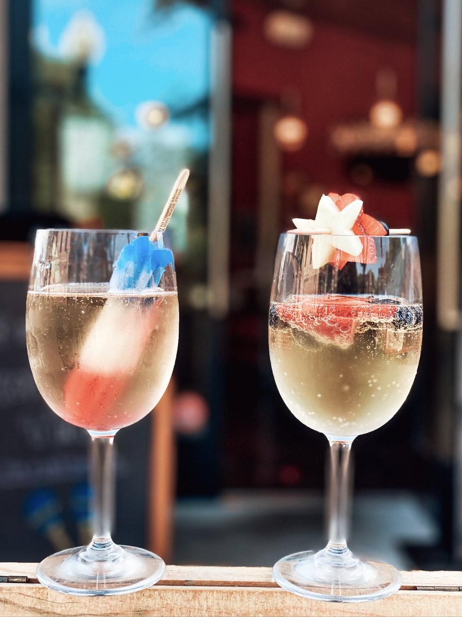 BrunchWithRuby's tweet image. For this 4th of July weekend, we give you... the Firecracker Mimosa💥 🎇 ⁣⁣Celebrate the long weekend with a little red, white, and blue - mimosa style ❤️ 💙 Available tomorrow-Sunday at all restaurants. #RubySlipper #RubySunshine