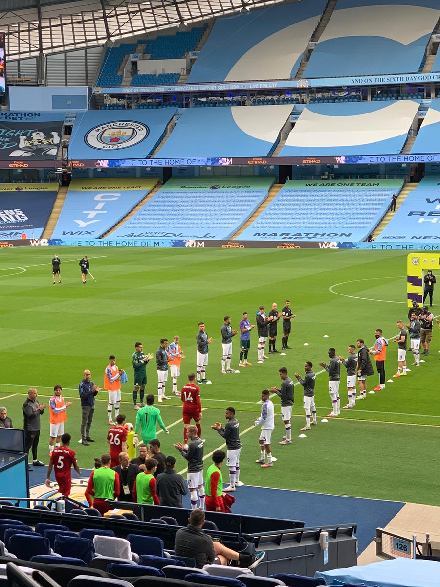 The Reds are out to a guard of honour at the Etihad 👏🔴 #MCILIV