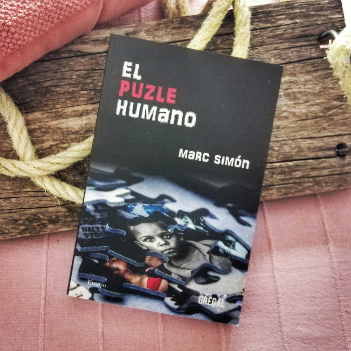 Blog_Literario_'s tweet photo. YA TENEMOS...
.
📗EL PUZLE HUMANO de Marc Simón. @SimonetMartinez
.
"Mitad novela para ponernos en contexto y mitad ensayo, este libro mira de frente las realidades incómodas que protagonizamos los humanos y no teme el analizar el porqué de las mismas"
.
#libros #ensayos #ensayo https://t.co/7CbHnhp54J