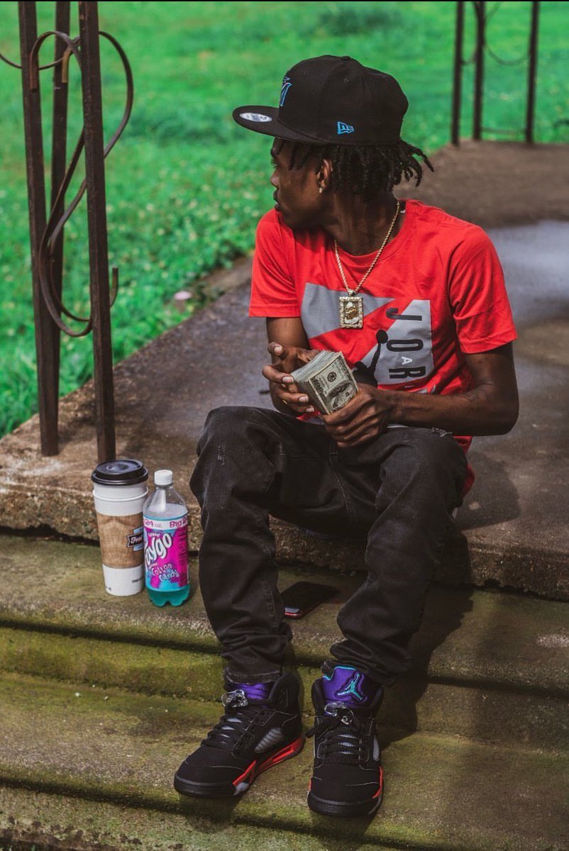 400youngin's tweet photo. I used to treat my mattress like the 🏧😈💞4️⃣ #FreeDemBoys #rt https://t.co/tBZZ1tzTMX