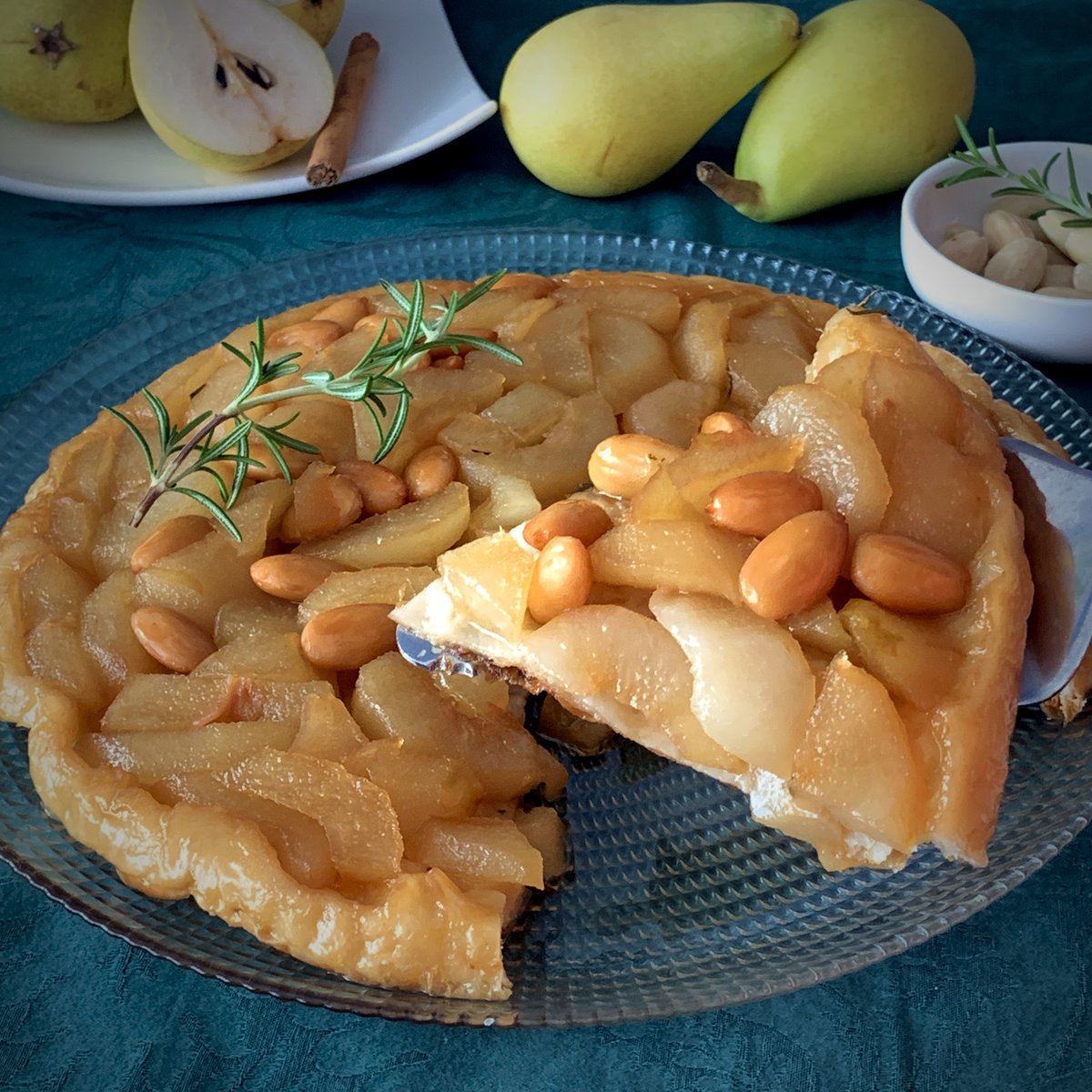 arbricustom's tweet photo. Tarta de peras con romero, una tarta que me ha sorprendido gratamente, puedes ver como se hace aquí https://t.co/q1hsdd29Cd https://t.co/Lgiuq4ervs