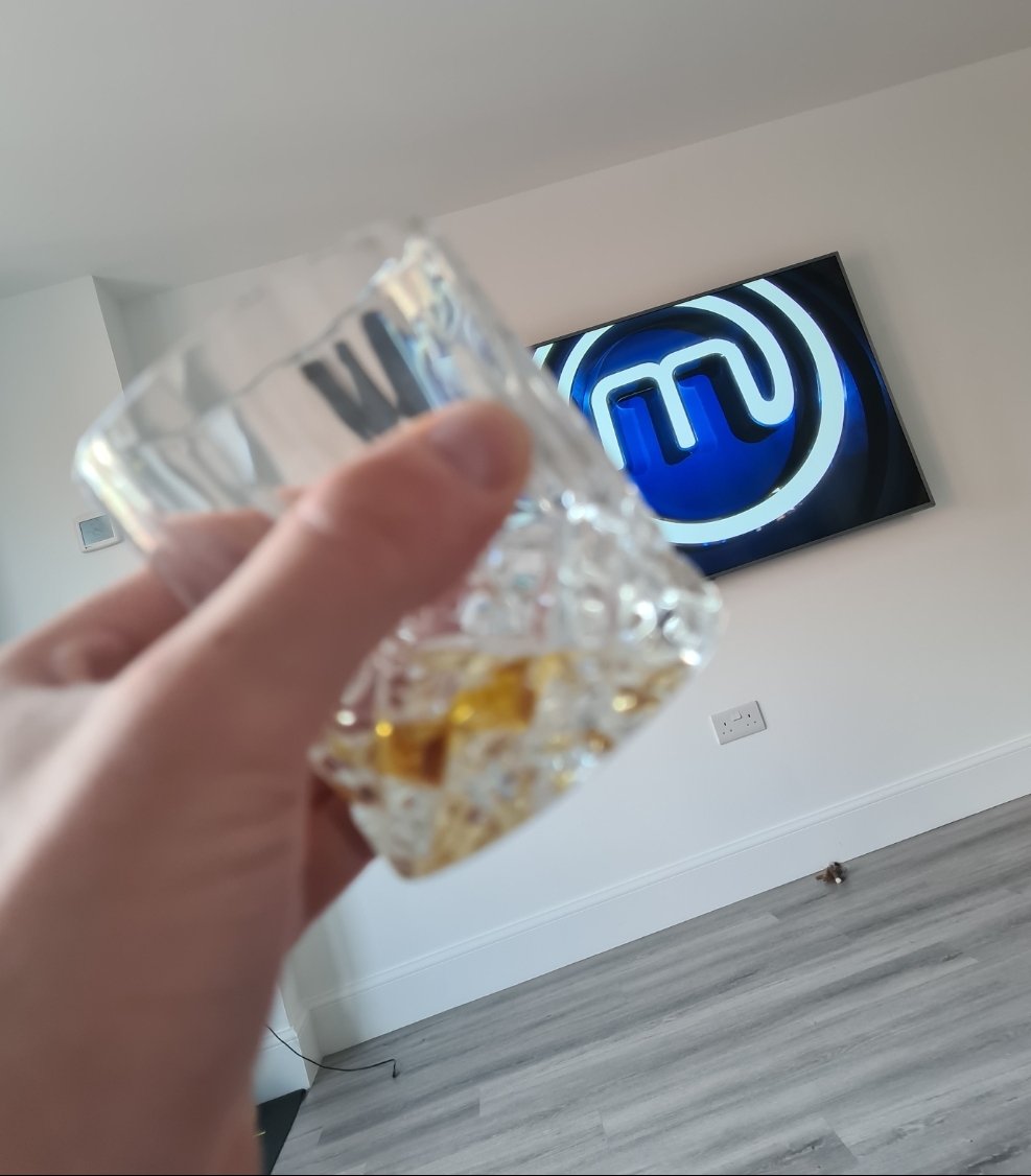 FNC_pod's tweet photo. Single Malt and @MasterChefUK then a wee Thai takeaway #ohjohn #thatsabitofme #fnc #Edinburgh #singlemalt #whisky #scotch #chefs #cook #Foodie #Food @JohnTorode1 https://t.co/wBvQQ9sk0u