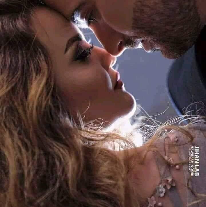 أتركيـني أعـشقـك
بـ طريقـتي لا بطريقة العـشاق 
فـ أنا رجل يعـشق الحـب والهوى
والشعـر
والجـنون
والفن والموسيقى
أريد أن أعـشقـك
حـتى يصبح عـشقـك جـنه
وقـربك نعـيم
وحـضنك الدافئ يحمينى يا أميرتي 
من برود العـواطف حـولي
أريدك أن تعـشقـيني
وتجعـليني كريشه في مهب عطرك ♥️

#مخاوي_الذئب