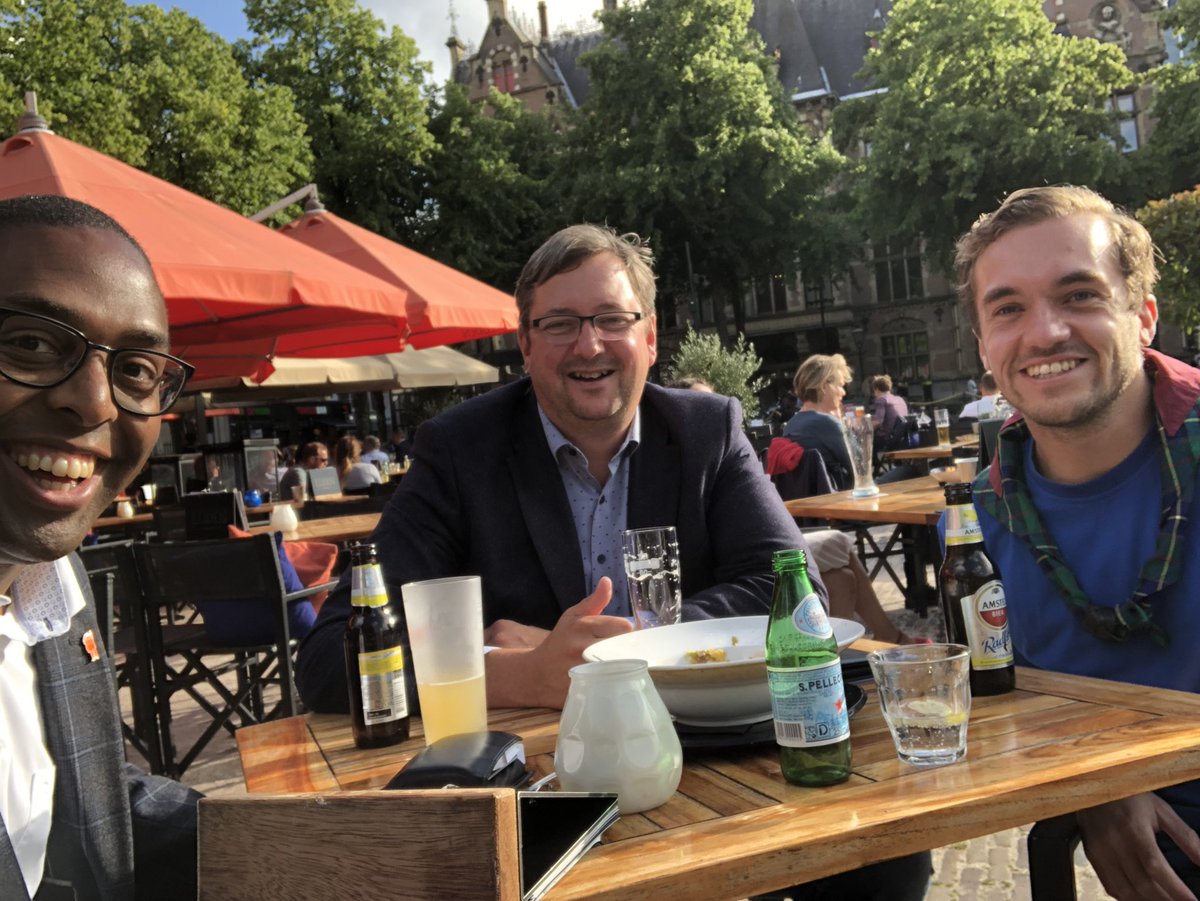 Vandaag hebben we onze petitie aangeboden aan zowel de <a href="/2eKamertweets/">Tweede Kamer</a> als aan de directeur van <a href="/VNGemeenten/">VNG</a>, <a href="/GelukLeonard/">Leonard Geluk</a>. Vanavond stemt de Kamer over deze motie van <a href="/RenePetersOss/">Rene Peters</a>. Erg blij mee in het belang van noodlijdende jeugd- en jongerenorganisaties! Daar troosten we op!