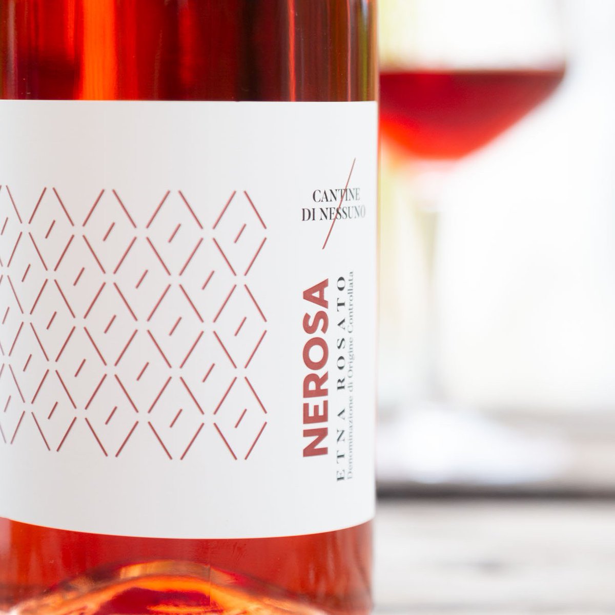 Rispetto agli altri tipi di vini, sottolinea MiBD, il rosè è in grado di attrarre i consumatori più giovani (il 38% di chi beve rosè è Under 35, rispetto a una media del 24%) e le donne. Un “lasciapassare” prezioso sui cui tante aziende del mondo stanno puntando. +
