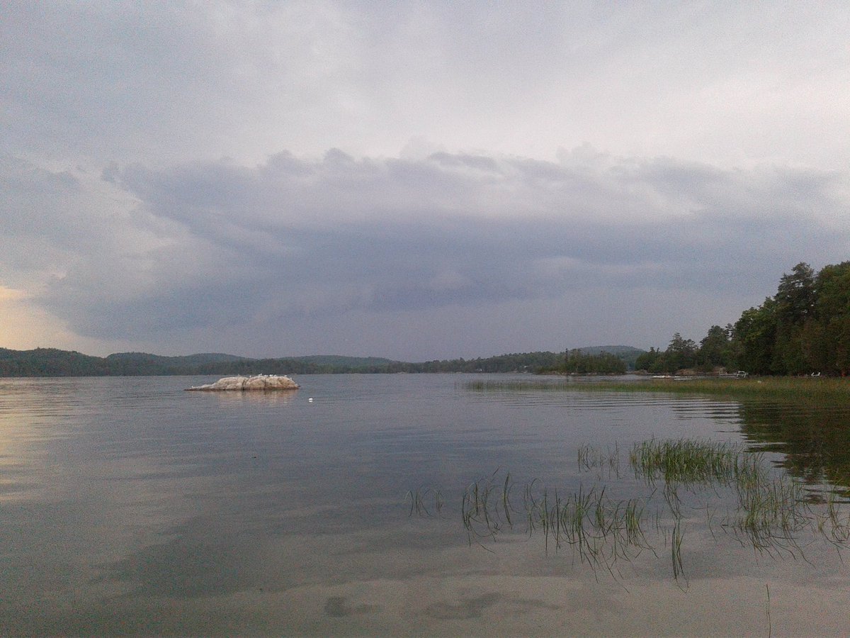 QcStormChaser's tweet photo. Orage plutôt costaud près Gracefield,Qc présentement. #mm #meteoqc https://t.co/86DTL1EWMb