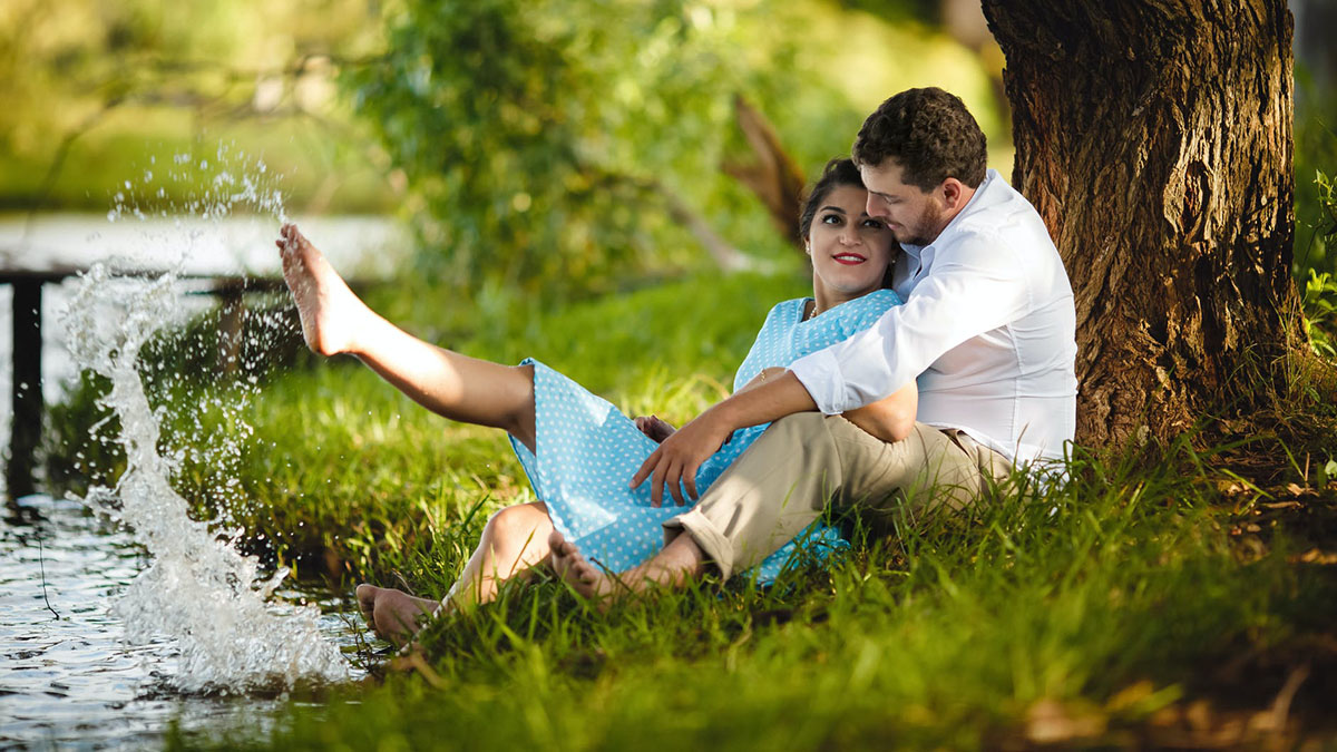Романтика нормализовать. Пара сидит на траве. Пара сидит под деревом. Парень сидит на траве. Два человека сидят на траве.