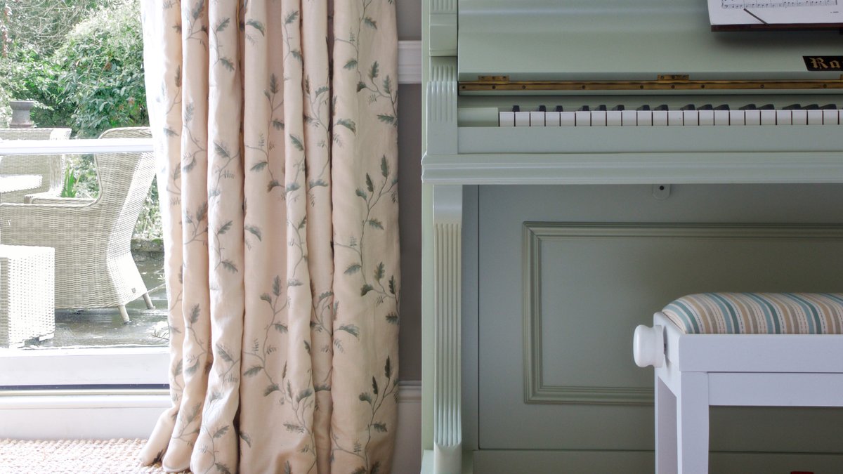 LIVING - The owners of our 'Bath Country House' project commissioned a custom-painted piano for entertaining friends and family. Handmade linen curtains and a bespoke luxurious rug finish this beautiful Drawing Room.
.
#piano #marloeinteriors #interiordesign #pianomusic #curtains