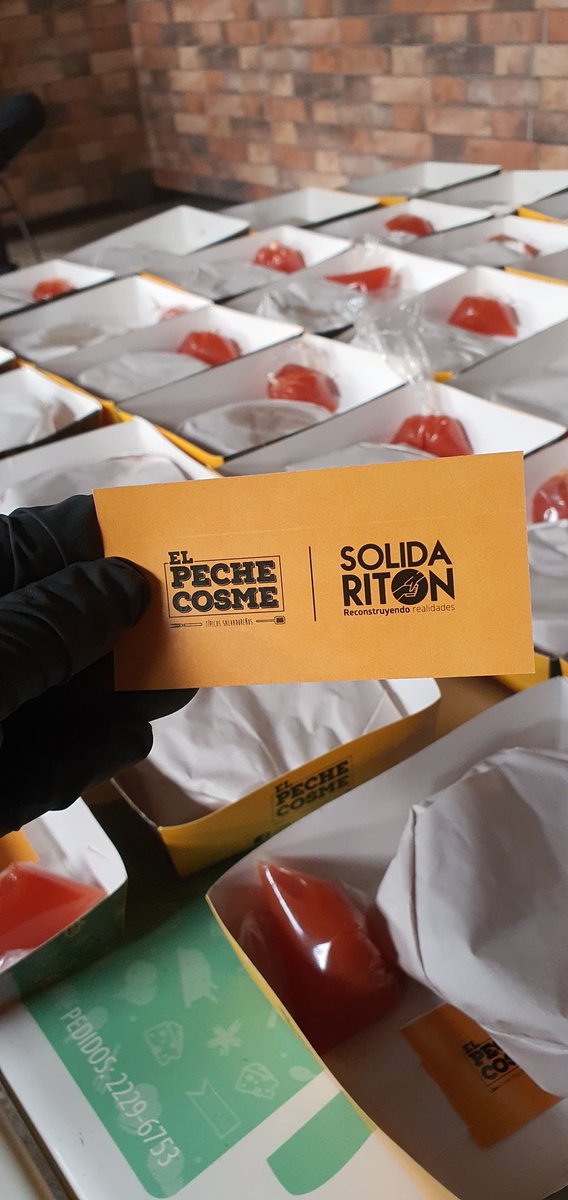 dinosafie's tweet photo. Preparandoles el refrigerio a todos los docs/enfermeros del Hospital El Salvador + Residencia del Rosales 👊 #Pechecosme @solidariton  #VamosASalirAdelante https://t.co/ykNE5AVbz1