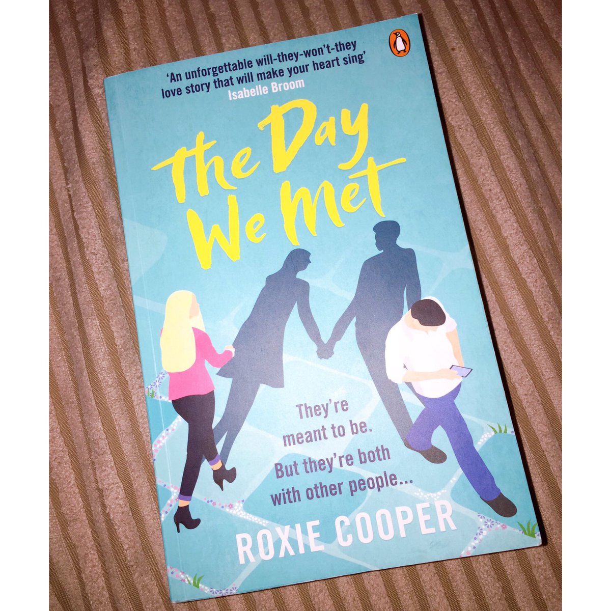 5 days later and I’ve finished my 5th book of the year - The Day We Met by @toodletinkbaby! As soon as I picked this book up I was itching to get through each chapter. Such a heartbreaking story written in such a beautiful and charming way ❤️ #reading #books