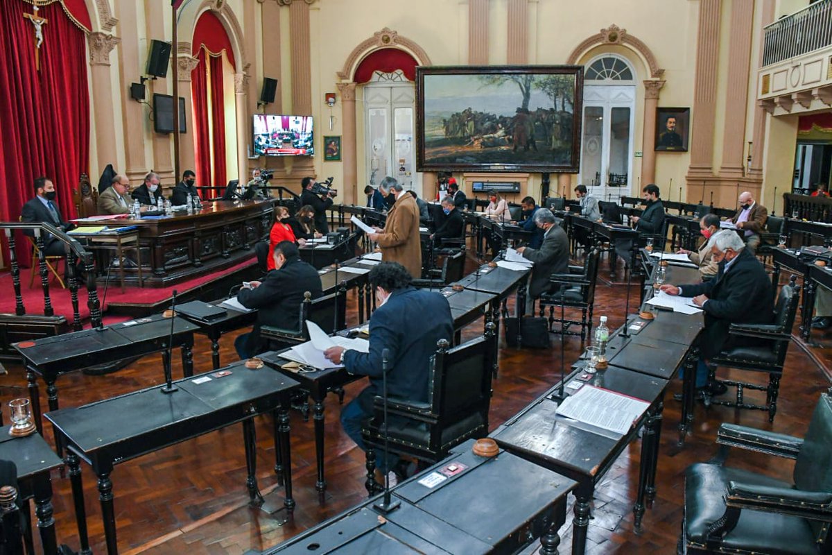 #Senado El vicegobernador Antonio Marocco anunció que no habrá receso legislativo de invierno y que los sueldos del Senado continuarán congelados por 180 días más.

<a href="/SenadoSalta/">Senado Salta</a>