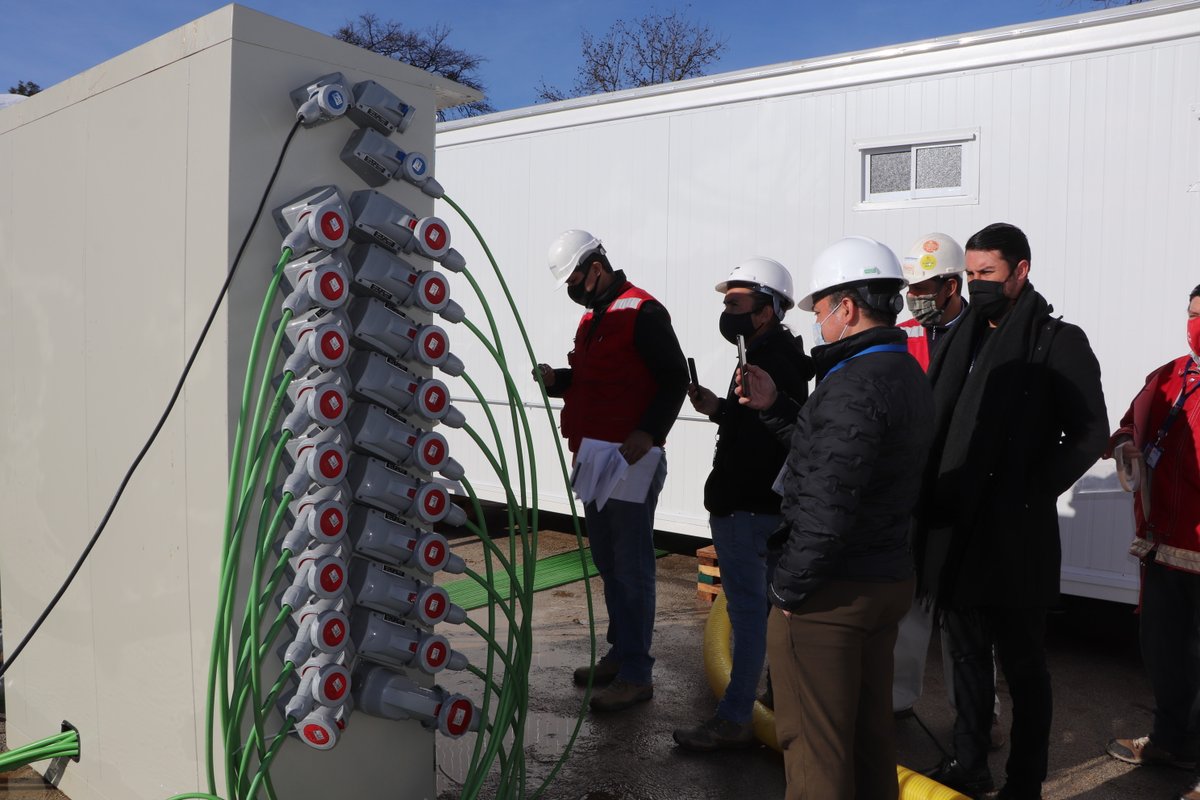 SSVinaQuillota's tweet photo. El Director SSVQ Alfredo Molina y equipo técnico visitó el Hospital Modular de Limache, que se encuentra en fase de terminado de instalaciones y en etapa de ingreso del equipamiento. Se están realizando capacitaciones de funcionarios como en área eléctrica
#HospitalModularSSVQ https://t.co/fU5gb9mxQ5