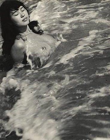 The women free dived in the sea, often nude or semi nude, as their foremothers had done for centuries before them. Yoshiyuki’s photographs are the most comprehensive record of how the those ama divers lived & worked.