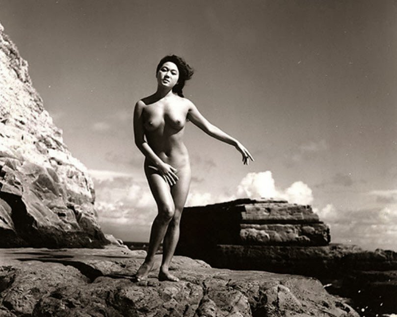 The women free dived in the sea, often nude or semi nude, as their foremothers had done for centuries before them. Yoshiyuki’s photographs are the most comprehensive record of how the those ama divers lived & worked.