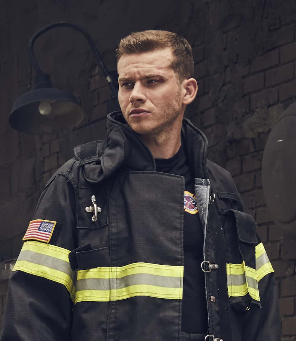 911 служба спасения эван бакли. 911 служба спасения эван бакли. 911 служба спасения бакли. Эван бак бакли 911. Оливер старк 911 служба спасения.