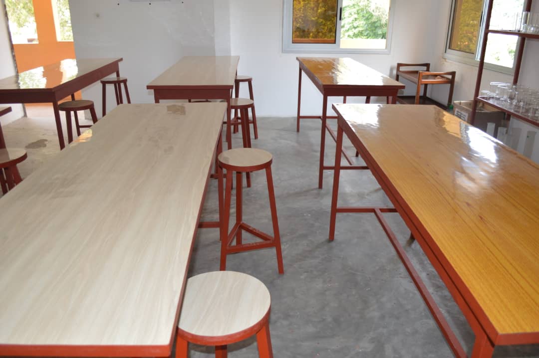 Neilnko's tweet image. Bon, admirez la salle de classe @Ebalecg 
18 élèves, 2 éducateurs, de la science, de la pratique 
#chezmoiauCongo