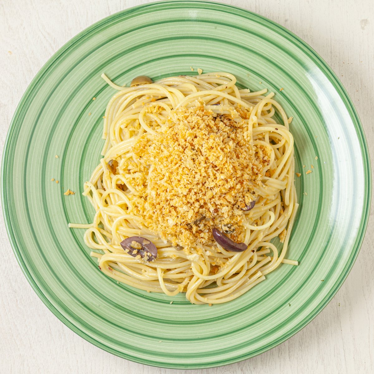 ヴィズマーラ恵子 イタリア在住 美味しいでしょうけど スパゲッティ デル ポベレッロと言って 意味は 貧乏人のパスタ です お金がなく粉チーズが買えないのでチーズの代わりにパンをすり下ろして食べていた貧困層の食べ方です パルミッジャーノ