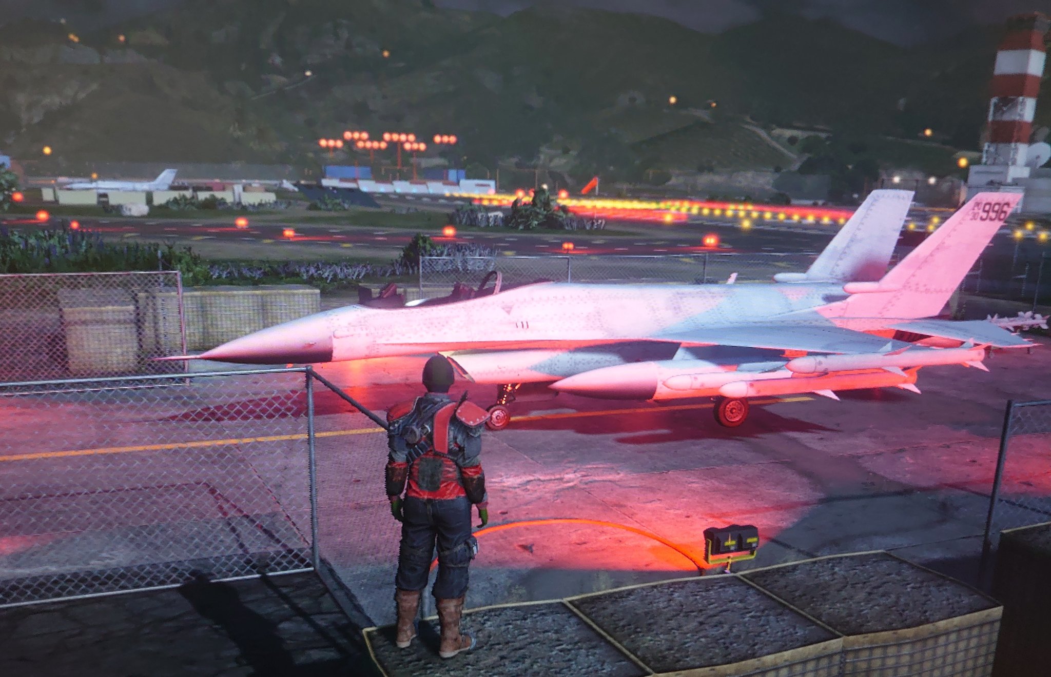 ミーミチン ゲーム配信 オススメの格納庫 特に理由が無ければ 格納庫は軍事基地に内包されている画像の3件のどれかにしましょう この格納庫を持っていれば 軍事基地に顔パスで入れるだけでなく 軍事基地に置いてある 戦闘機レーザー や ライノ