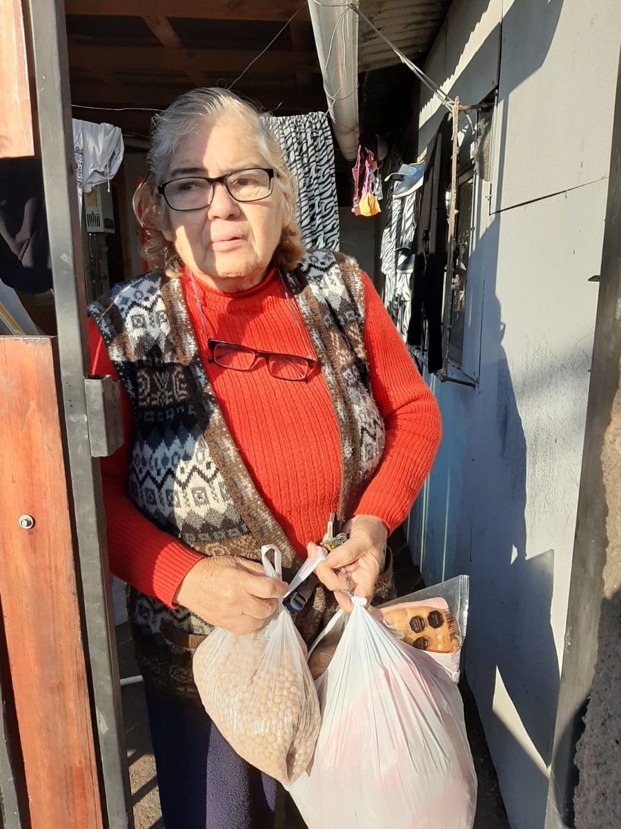 Hoy estuvimos entregando ayuda en La Pintana, pan y sandwiches para la once. Si quieres donar alimentos, contáctanos acá: api.whatsapp.com/send?phone=569…