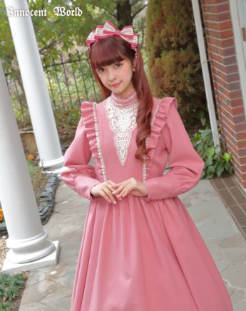 新作「タブリエワンピース」発表💕 胸元の繊細で華やかなレースが