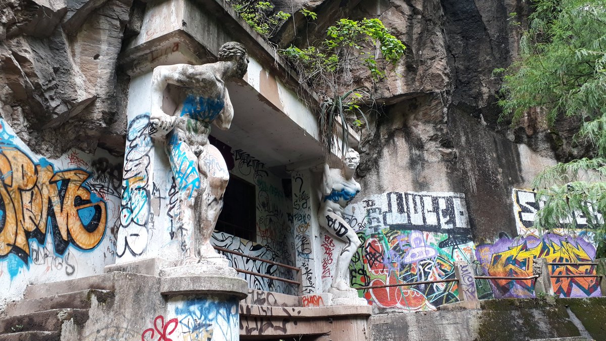 AleParraGrande's tweet photo. En unos minutos más en #LasNoticiasGDL nuestro recorrido por #LaBarranca de #Colimilla en #Tonalá. Bajamos hasta 'Los Monos', cruzamos el Río Santiago y llegamos a la cascada de aguas termales.
Mucho riesgo, mucho cansancio. https://t.co/1DFAJkGTJ5