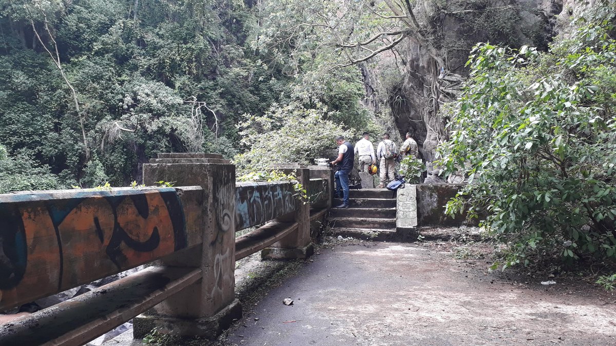 AleParraGrande's tweet photo. En unos minutos más en #LasNoticiasGDL nuestro recorrido por #LaBarranca de #Colimilla en #Tonalá. Bajamos hasta 'Los Monos', cruzamos el Río Santiago y llegamos a la cascada de aguas termales.
Mucho riesgo, mucho cansancio. https://t.co/1DFAJkGTJ5
