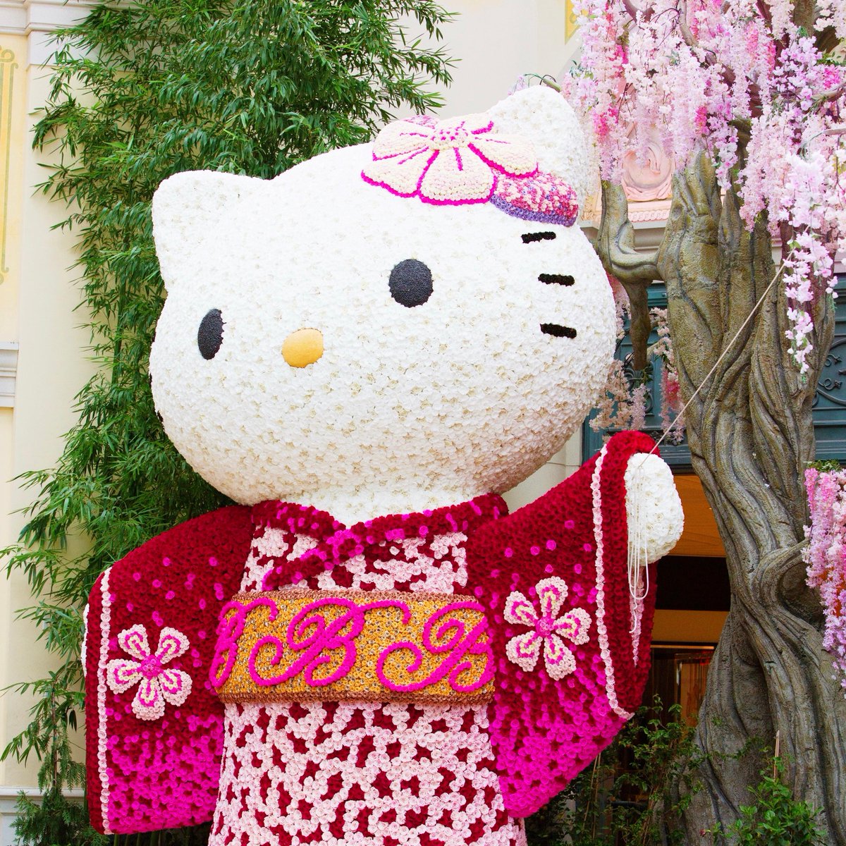 hellokitty's tweet photo. Celebrate the new season with @Bellagio's summer Conservatory, “Japan Journey: Magical Kansai” 🌸✨The exhibit takes guests on a cultural voyage &amp; features a supercute #HelloKitty display made of 30,000 flowers! Visit now through 9/12. Learn more: https://t.co/jepDkX3vlK https://t.co/czYvKluzmI