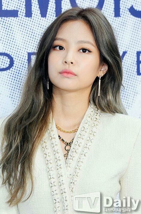 RV Yeri was called unprofessional for not smiling at a red carpet event that was held shortly after JH d!ed, despite it being known that the two were close. Bp Jennie also gets a lot of hate just bcos her face isn't typically open.