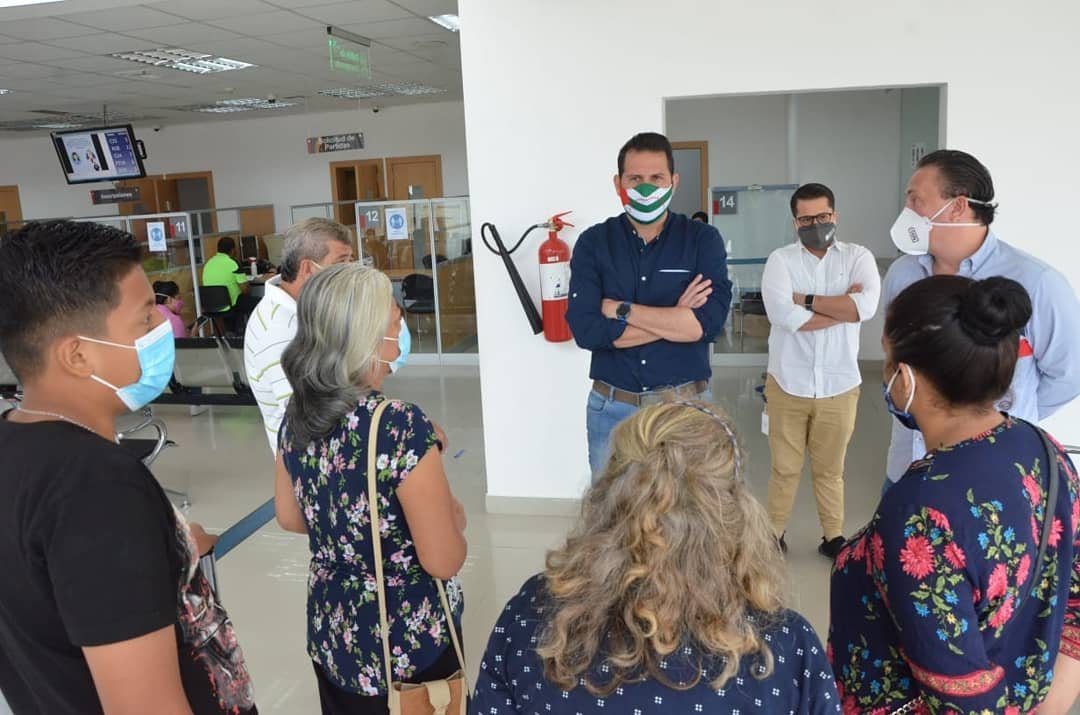 GoberManabi's tweet photo. Afectados por el incendio en la parroquia #SanPablo recibieron sus cédulas de identidad de forma gratuita por parte del Gobierno Nacional, @TitoNiltonM junto a @AbgMontesdeoca dialogaron con los afectados, quienes agradecieron por el beneficio recibido. @RegistroCivilec https://t.co/Apxrxbf6Ls