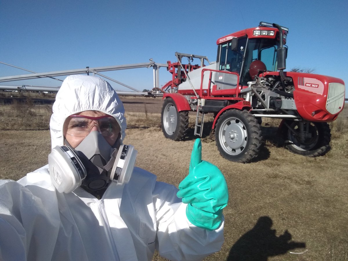 gonzalo_borsini's tweet photo. Jornada de revisión con la colo #favot.. Eduardo es un gran contratista, comprometido y eso se nota en el estado de su máquina..👏 #pulverscoring2020 #msuagro https://t.co/Df8X9AEaYm