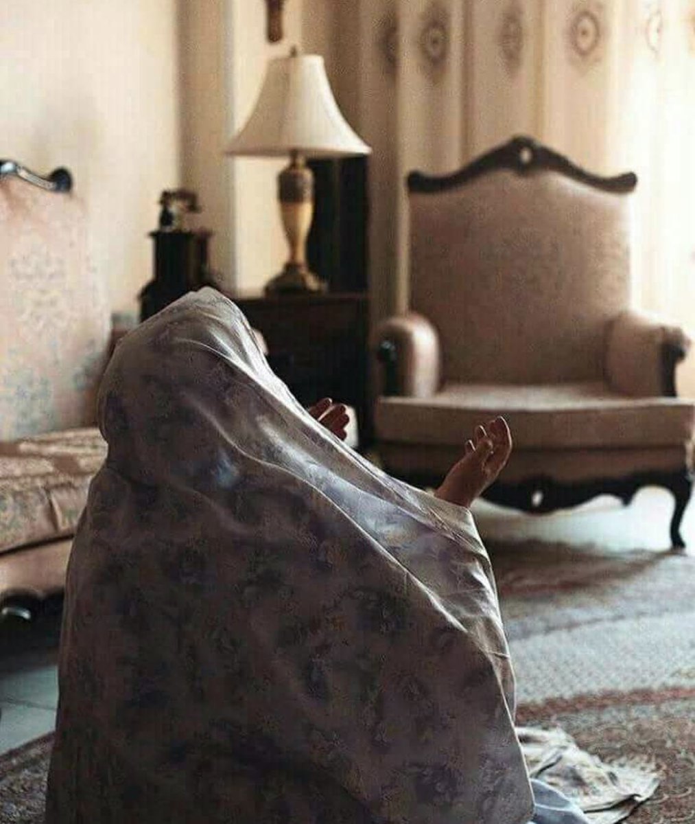 ”تمتمات الأمهات على سجادة الصلاة نجّتنا من أشياء لم يعلمها إلا الله”
اللهم البقاء طويلاً لصوت أمي وضحكة أمي ورائحة أمي وحديث أمي اللهم احفظها لي من كل شر وارحم كل ام تحت الثرى ♥️