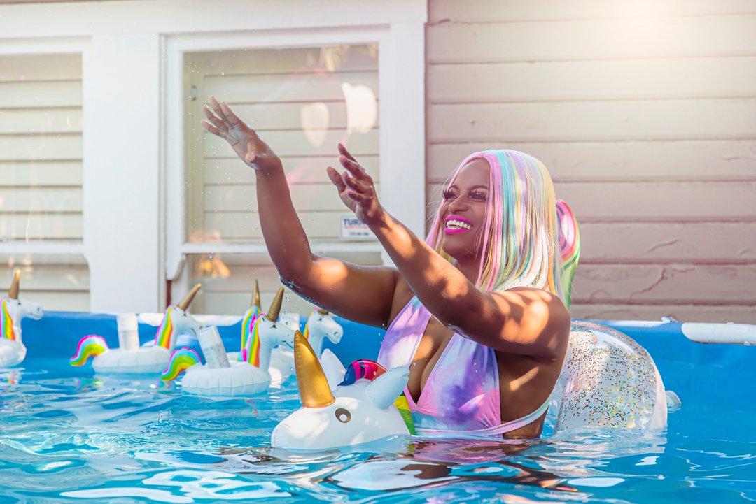 Bokclinical's tweet photo. I spy Unicorn cleansers taking a ride on unicorn floaties! Don't get caught at the pool without glowing skin!
.
.
.
Oh btw the BOK beauty is non other than @dosfashions CEO @elizabethrae. Go grab your sparkly mask from her now! Protect yourself and look cute doing it!

#collabora https://t.co/X02NACB3cG