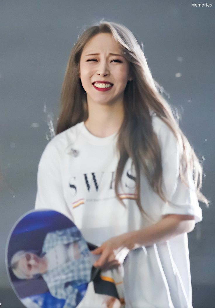 Moonbyul smiling, an extremely beautiful thread;