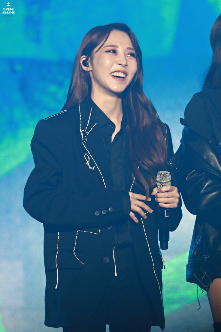 Moonbyul smiling, an extremely beautiful thread;