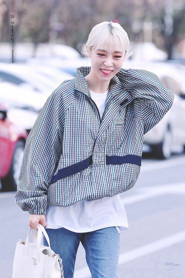 Moonbyul smiling, an extremely beautiful thread;