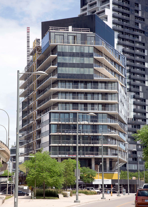 Window work has reached the top floor of Harris Square, which is the final phase of the River City development in the West Don Lands in Toronto. <a href="/BluescapeMgmt/">Bluescape CM</a> is building the 14-storey, 140-suite tower and the developer is 
<a href="/UrbanCapital/">Urban Capital</a>. canada.constructconnect.com/dcn/news/proje…
