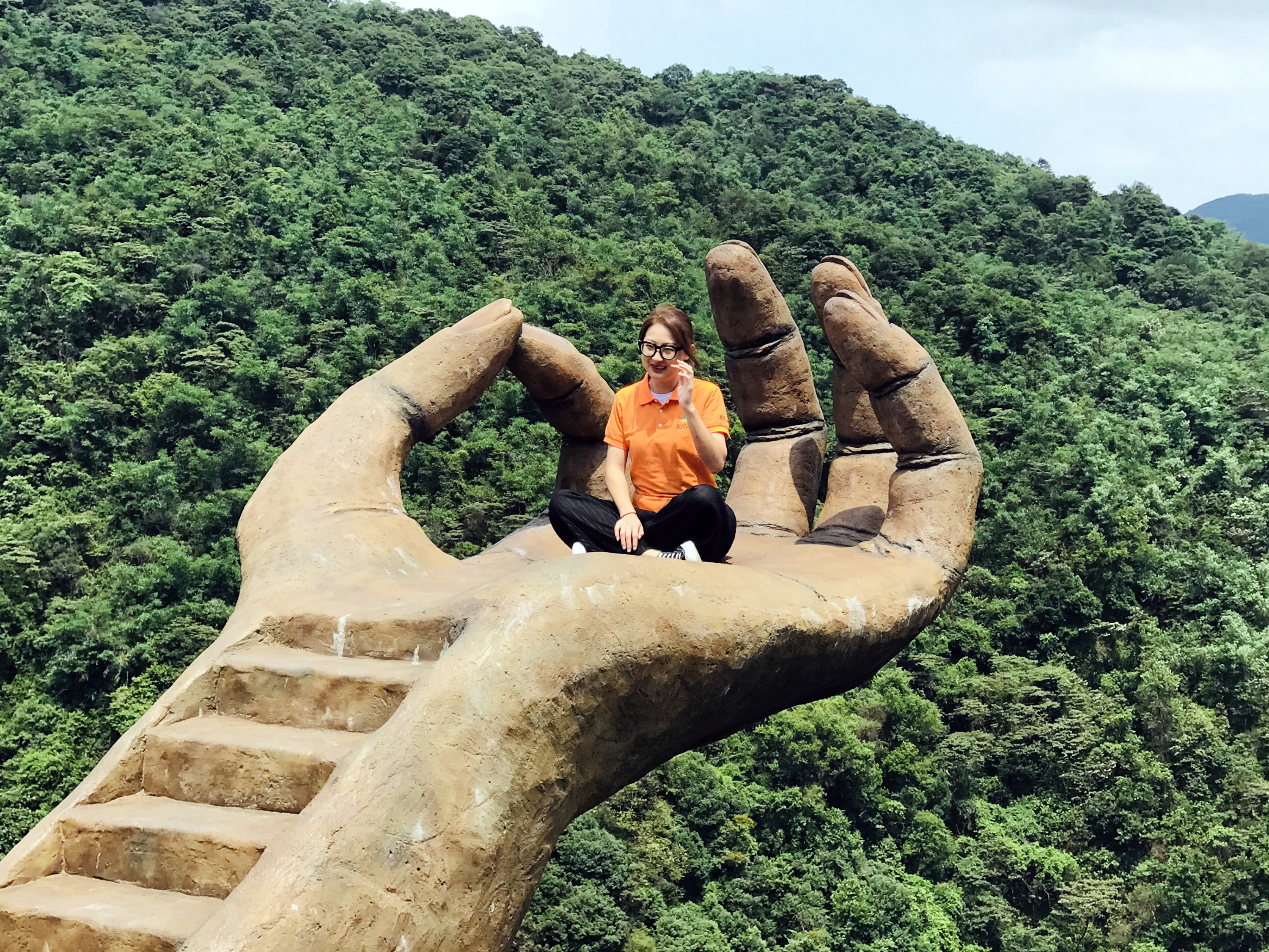 Рука буда. Рука Будды Китай статуя. Рука Будды в Китае смотровая площадка. Смотровая площадка Гуандун рука. Гигант Будда Лешанский.