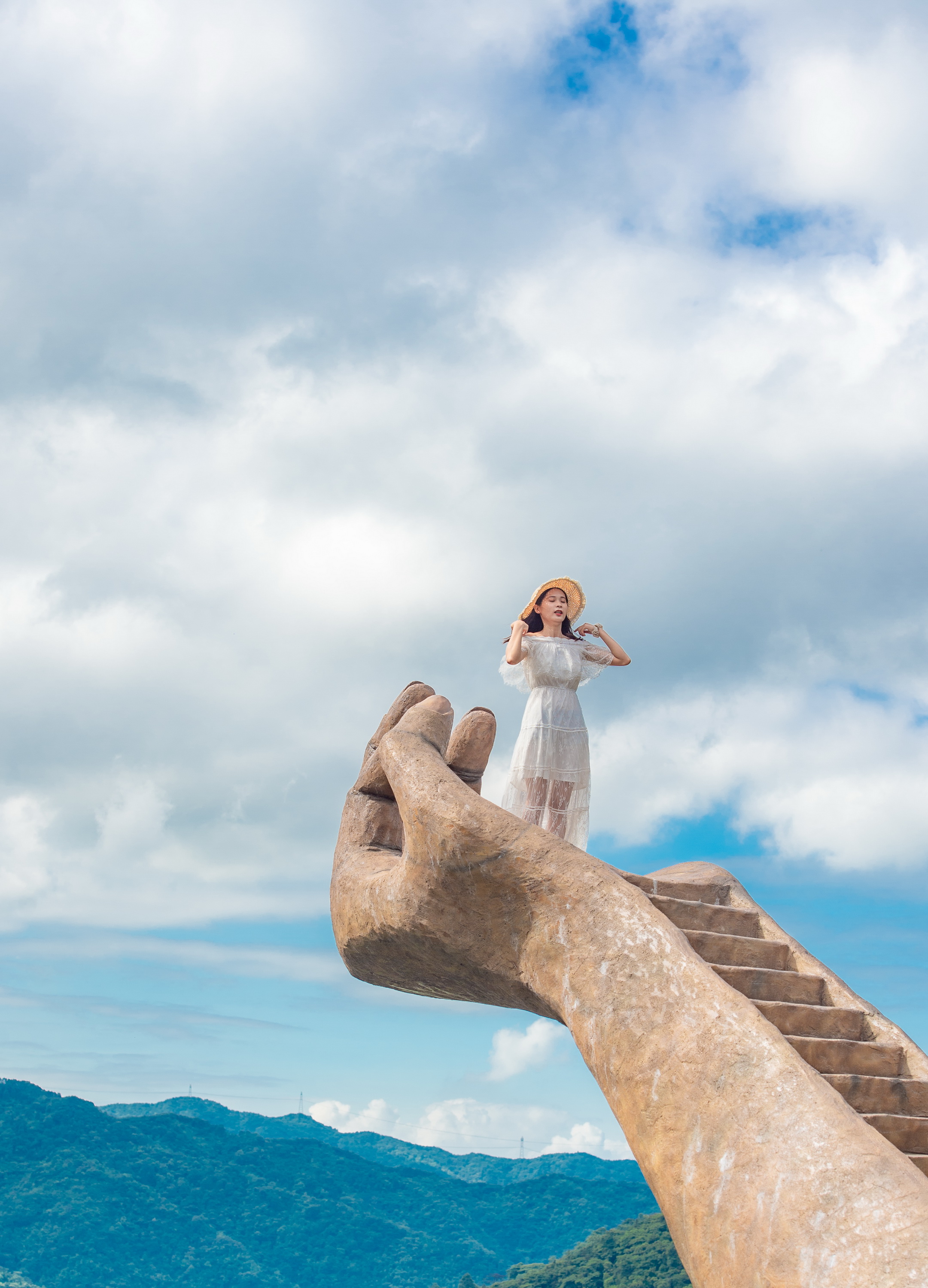 Netizens rush to climb the sacred giant Buddha's hand in China to pray ...