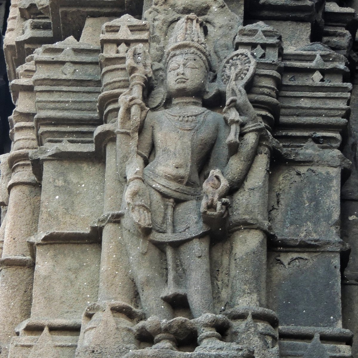 अं for अंबरनाथ शिवालय / Ambernath Shiva Temple. Harihara. Note the jata on one side, kirita on the other, the trishul, shanka and chakra in the hands, the different types of earrings, uniting Shiva and Vishnu in one sculpture.  #AksharArt  #ArtByTheLetter (7/10)