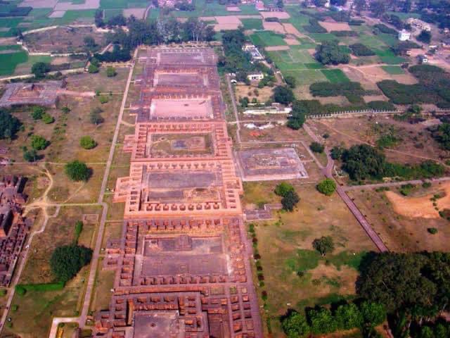 In its heyday it accommodated over 10,000 students & 2,000 teachers.The University was considered an architectural masterpiece, & was marked by a lofty wall and one gate. Nalanda had 8 separate compounds and 10 temples, along with many other meditation halls & classrooms.4/n