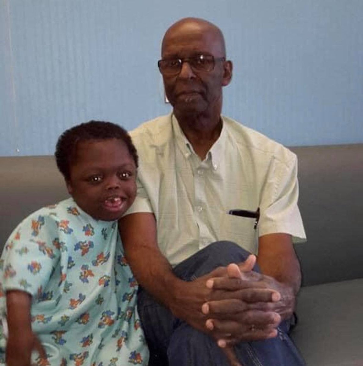 Deaquan, born without functioning kidneys, was adopted by Miami pastor Jerry Wimberly. Both caught COVID-19. 

Now, Deaquan has died at age 11, making him the youngest victim in Florida miamiherald.com/news/coronavir…