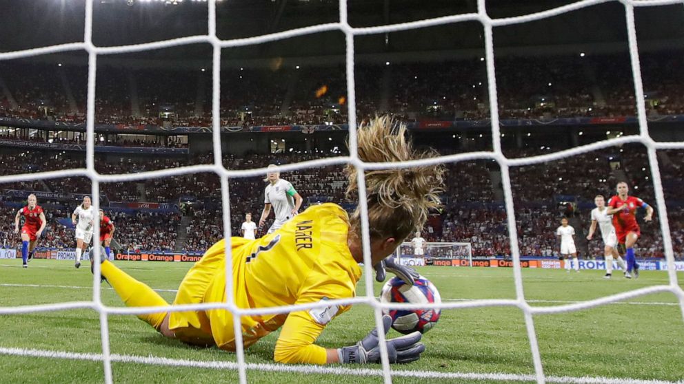 TobinHeath17Arg's tweet photo. Cuenta la leyenda que Sauerbrunn le dijo a Naeher: "Hoy te convertís en heroína". (?)
#FIFAWWC19 #USAvENG https://t.co/kp10yWtE5f