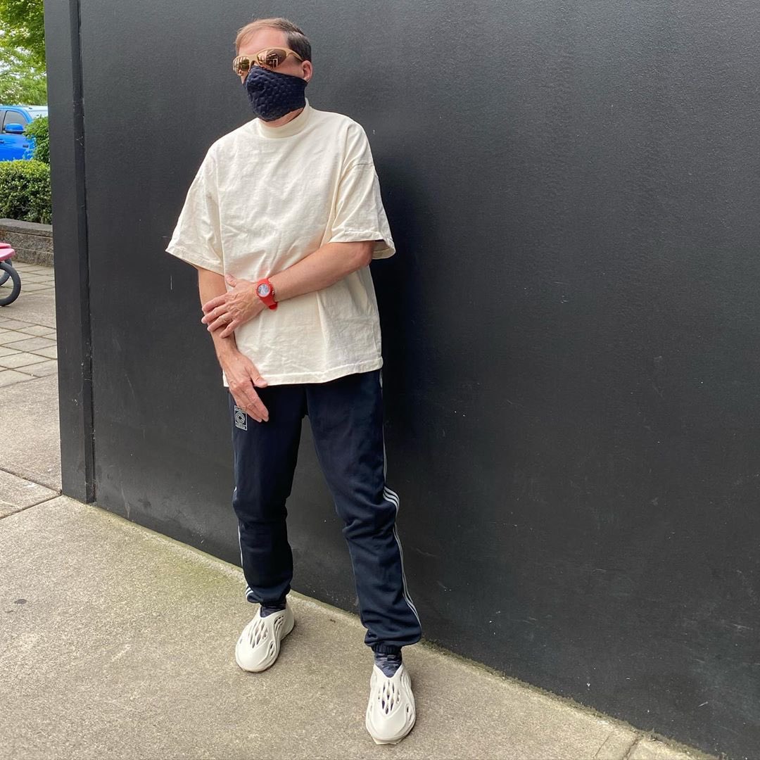 foam runner with jeans