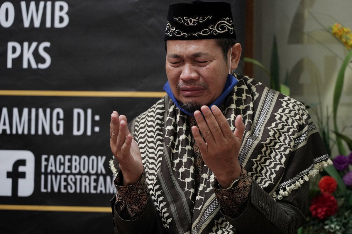 Tangis haru saat pembacaan Do'a yang dipimpin oleh KH. Dr. Muslih Abdul Karim, MA dalam acara Tahlil dan Do'a bersama untuk (Alm) KH. Hilmi Aminuddin, Jakarta (3/7/2020). 

#PKS #Tahlil