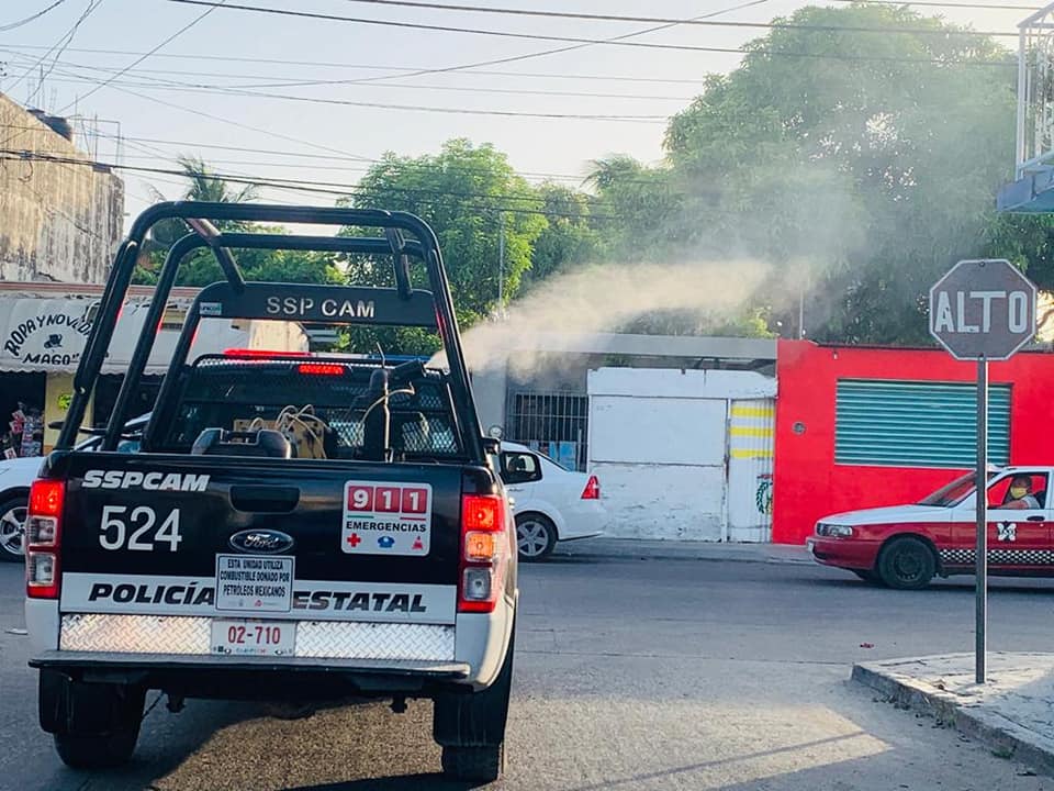 SaludCampeche's tweet photo. Continúan las acciones de #nebulización con máquina pesada en diversas colonias y fraccionamientos de #Carmen.
#Apoyados de elementos y unidades de la Policía Estatal Preventiva, personal de #vectores realizó acciones de combate al mosco. https://t.co/Bioi2qqR8O