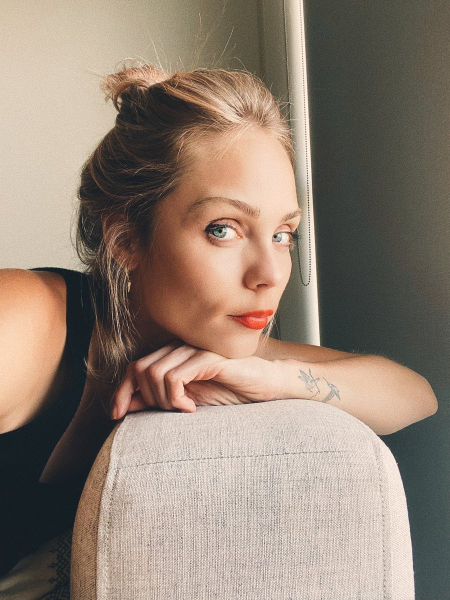 Laura Vandervoort Coates tweet media