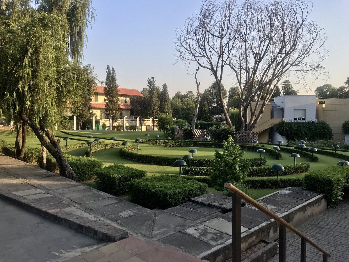 wasifsaeed85's tweet photo. Symmetry , vibrancy , lushness ... Islamabad Club . https://t.co/kPFzb042Gp