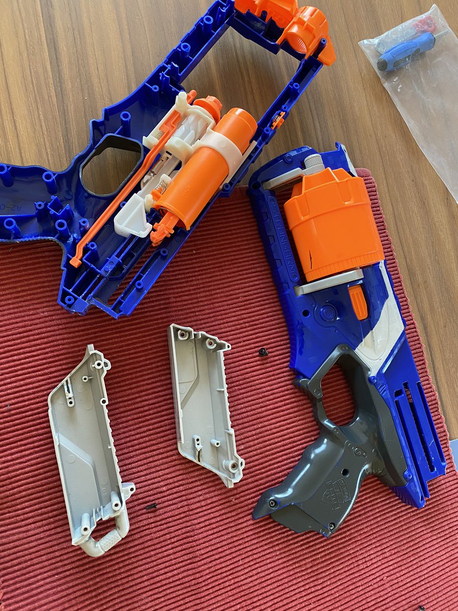 randomresult's tweet image. Die Nerf vom #t3cs (2014?) hat heute das zeitliche gesegnet. K1 ist traurig - trotzdem cooles giveaway von @jweilandnet - hat viele viele Stunden Spass bereitet.
